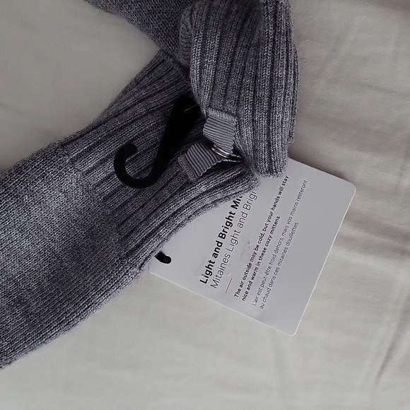 Womens light and bright mittens by lulu lemon! - Picture 5 of 10